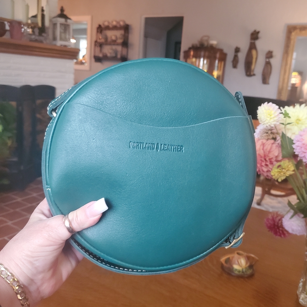 Portland Leather Goods nwot Peacock lrg circle cb bag